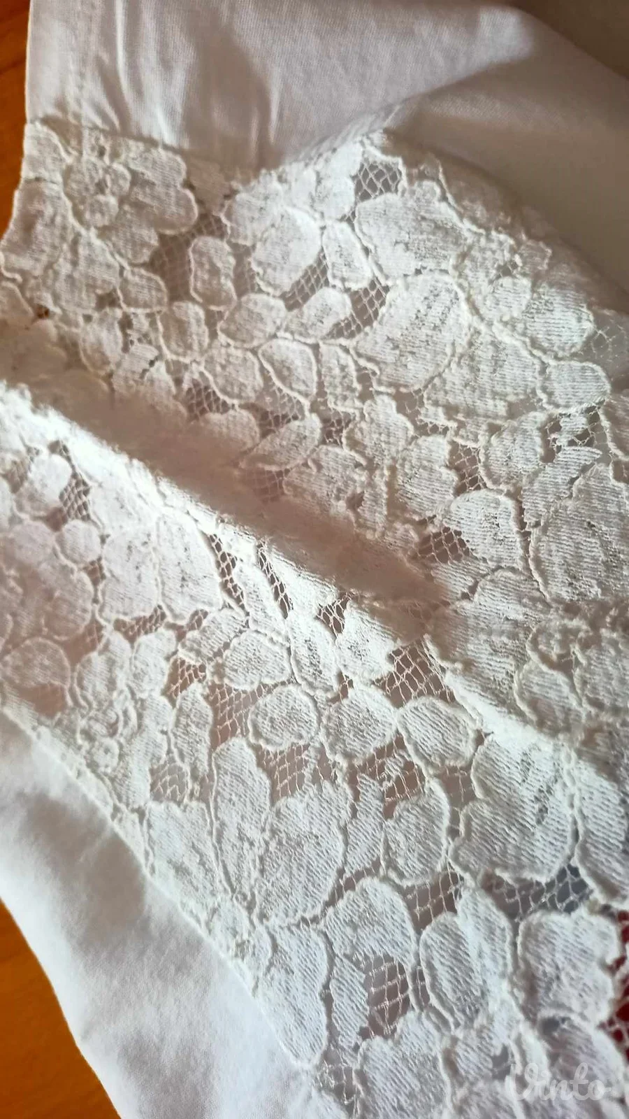majica vel.48/50 sa delom čipke na ramenima..kao nova