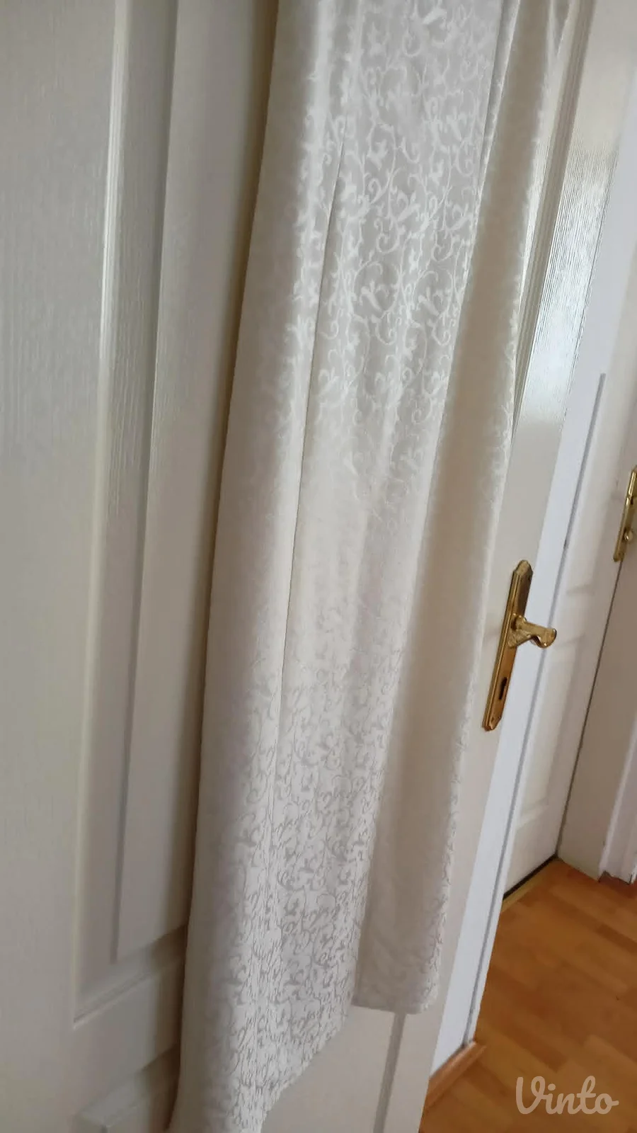 poslovna elegancija bež boje haljina reljef materijala..savršena