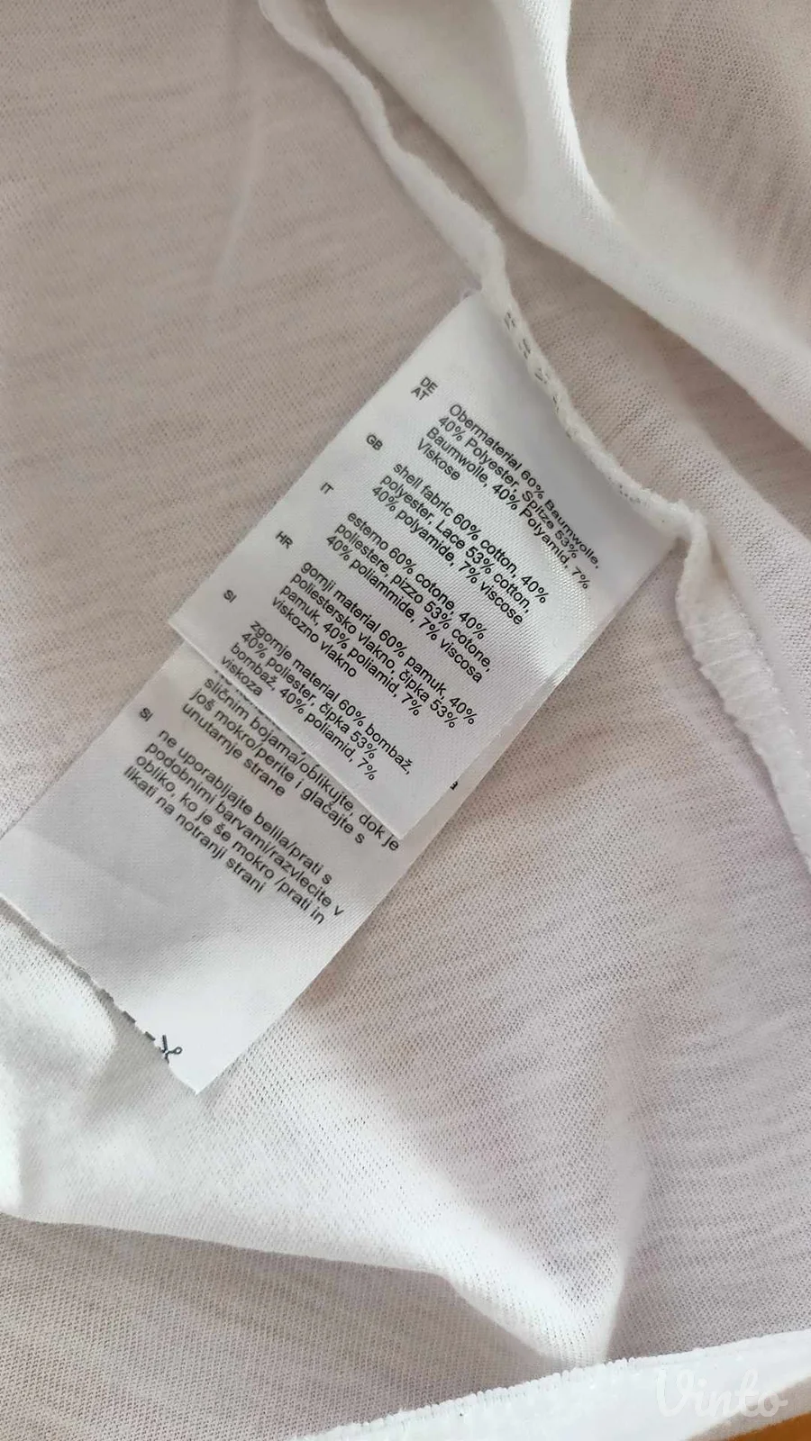 majica vel.48/50 sa delom čipke na ramenima..kao nova