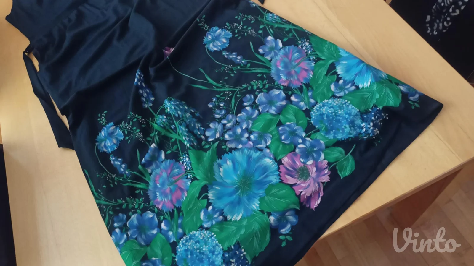 duga,letnja crne boje sa bordurom cvetova šarenih boja haljina vel.42