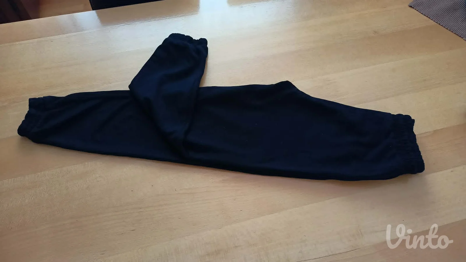komplet crni donji deo trenerke Stradivarius + majica HM