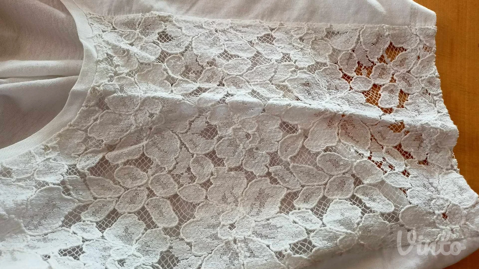 majica vel.48/50 sa delom čipke na ramenima..kao nova