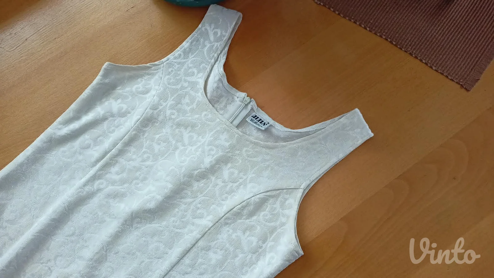 poslovna elegancija bež boje haljina reljef materijala..savršena