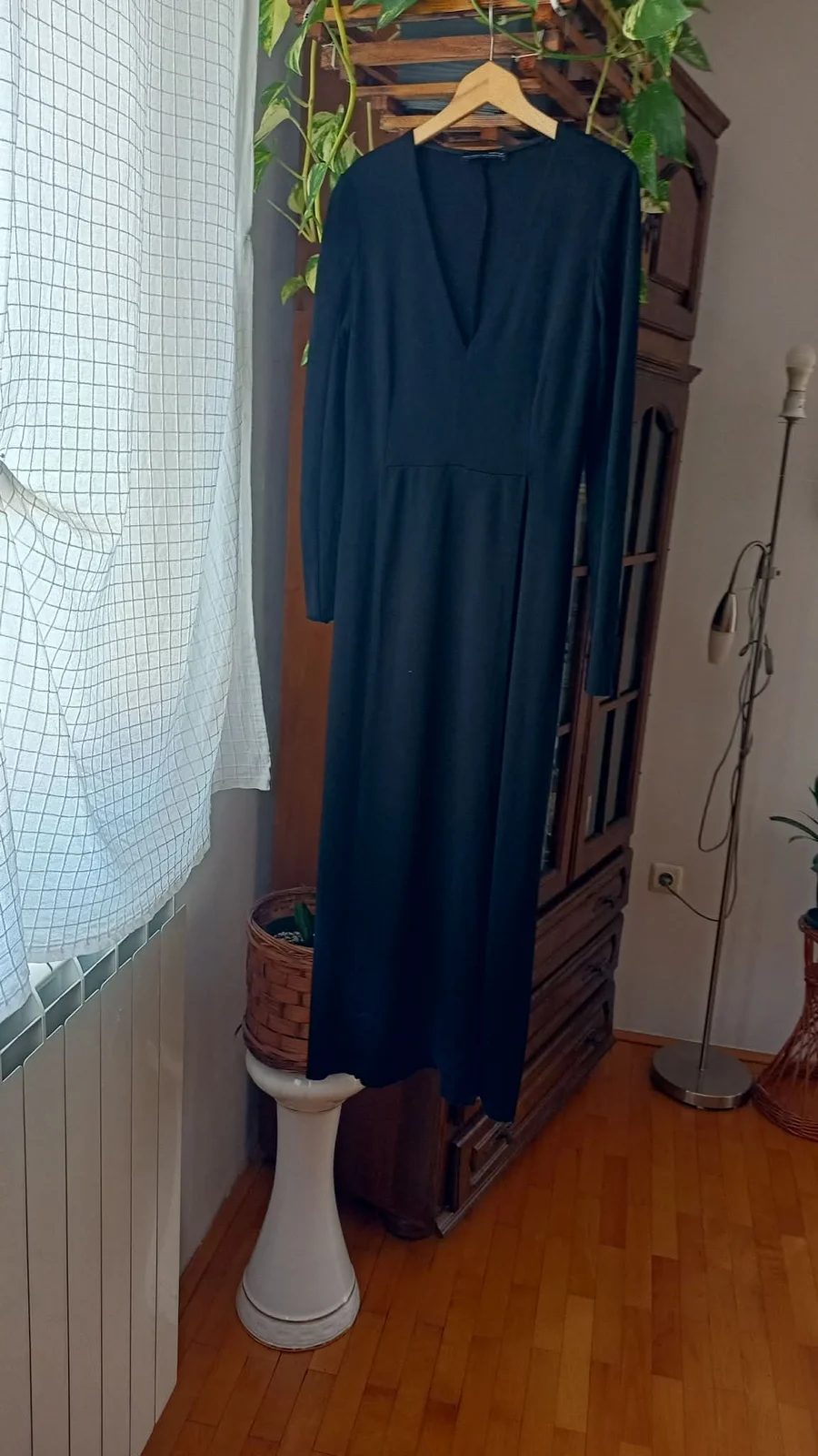 duža crne boje Zara haljina sa sečenim prednjim delom po sredini..moderno..kao nova