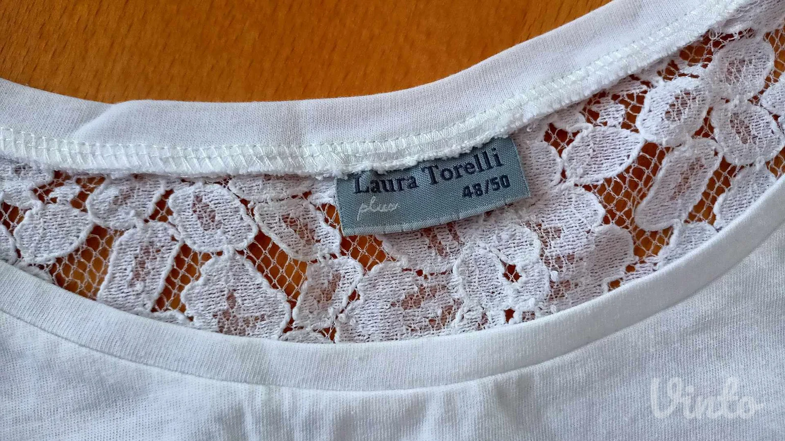 majica vel.48/50 sa delom čipke na ramenima..kao nova