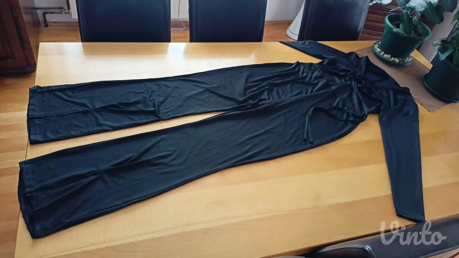 savršen kombinezon crne boje blago zvonastih nogavica vel.40