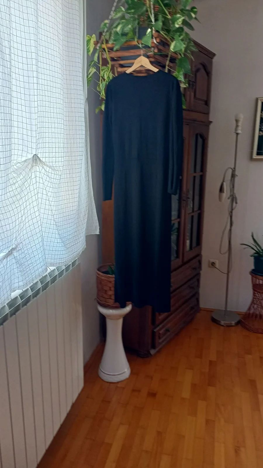 duža crne boje Zara haljina sa sečenim prednjim delom po sredini..moderno..kao nova