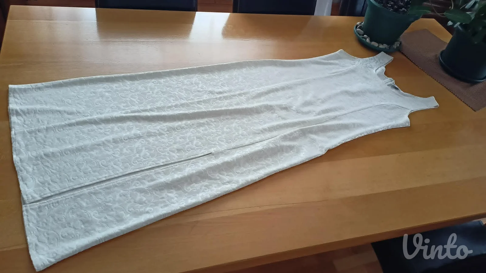 poslovna elegancija bež boje haljina reljef materijala..savršena