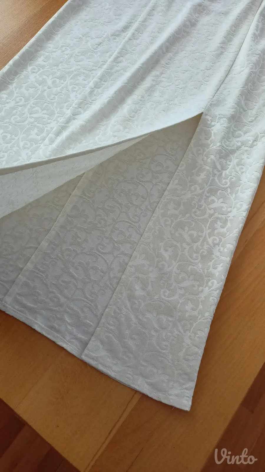 poslovna elegancija bež boje haljina reljef materijala..savršena
