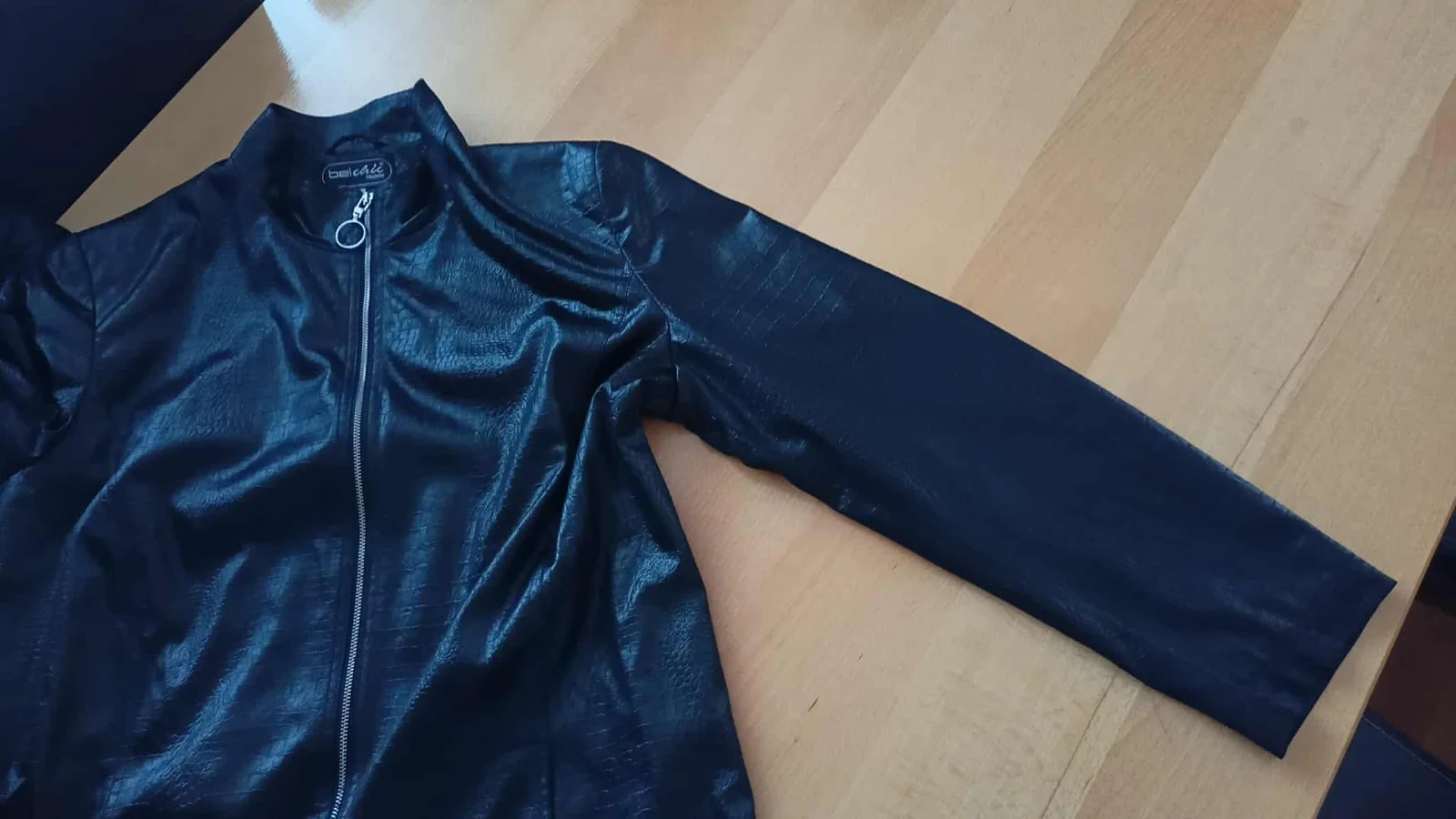 nova jakna crne boje vel.46 izgledom kao kroko koža ..savršenaaa