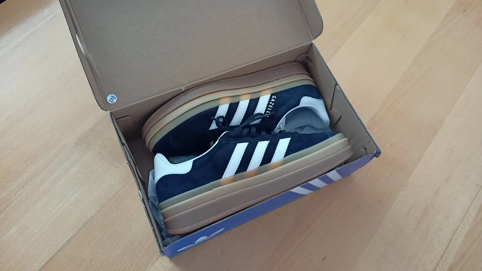 nove original Adidas patike br.41 GAZELLE BOLD W sa trostrukim đonom