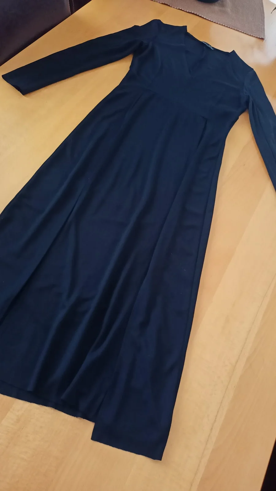 duža crne boje Zara haljina sa sečenim prednjim delom po sredini..moderno..kao nova