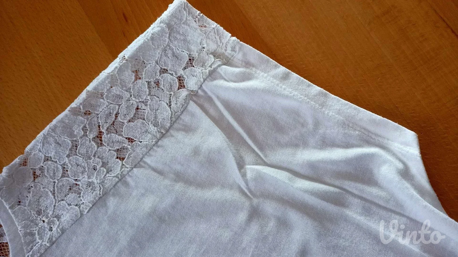 majica vel.48/50 sa delom čipke na ramenima..kao nova