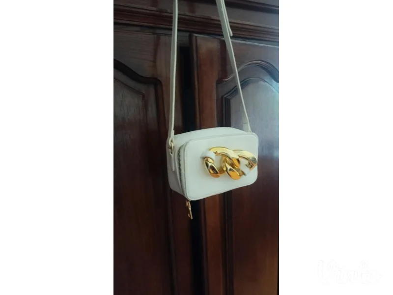 Nova tasnica bele boje sa velikom snalom