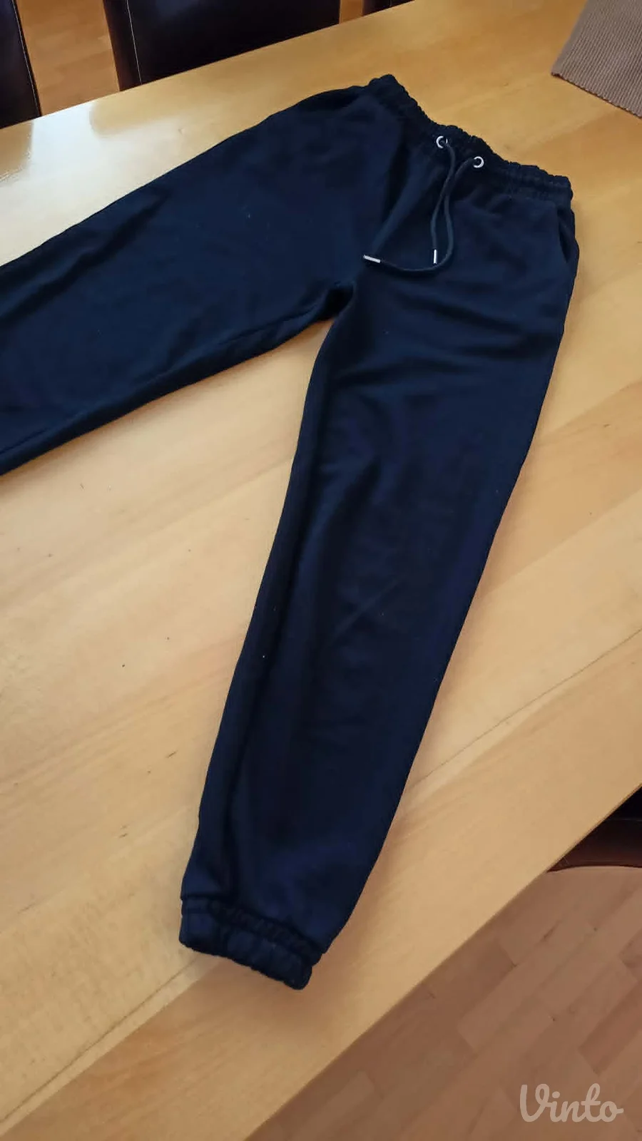komplet crni donji deo trenerke Stradivarius + majica HM