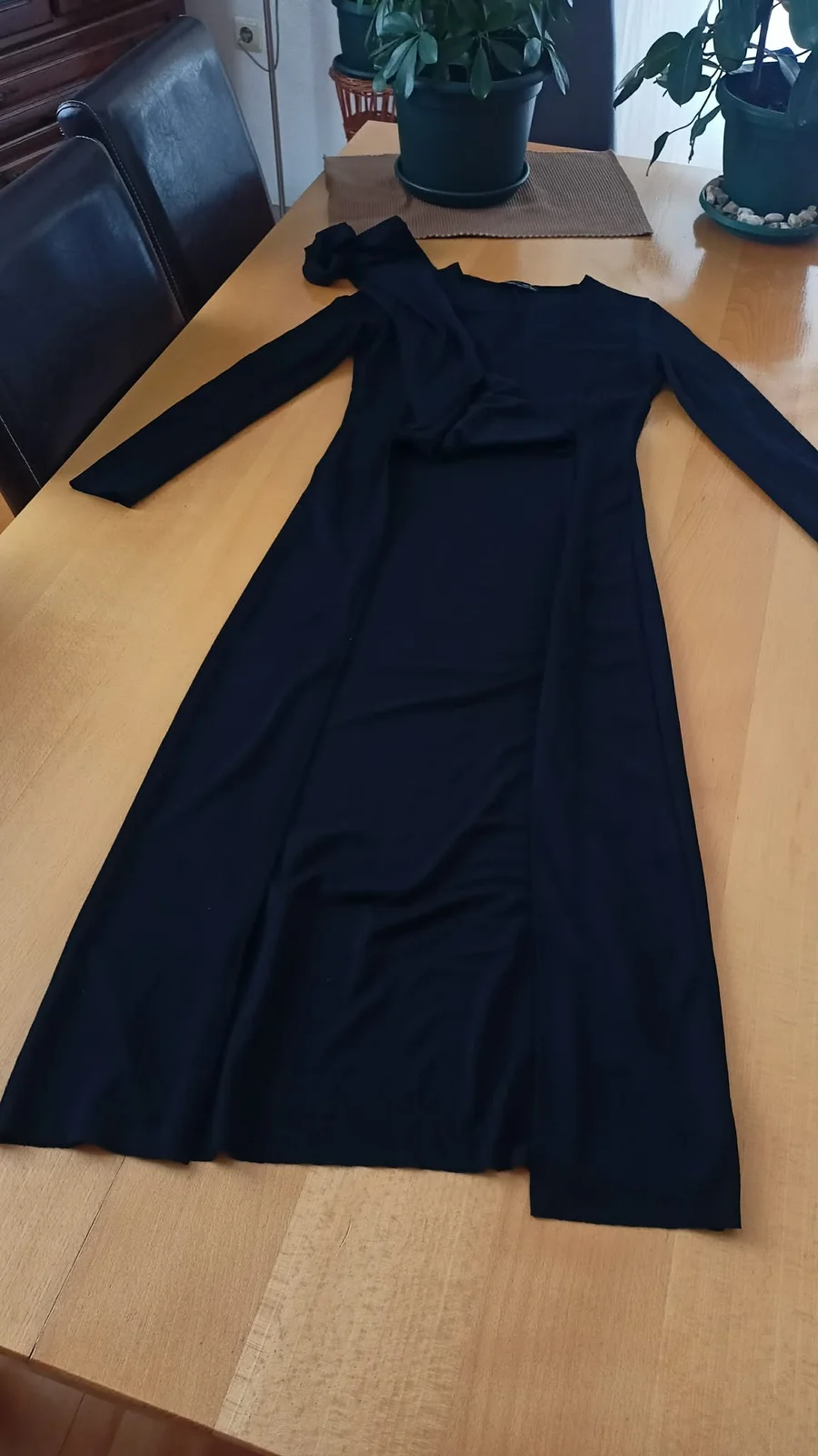 duža crne boje Zara haljina sa sečenim prednjim delom po sredini..moderno..kao nova