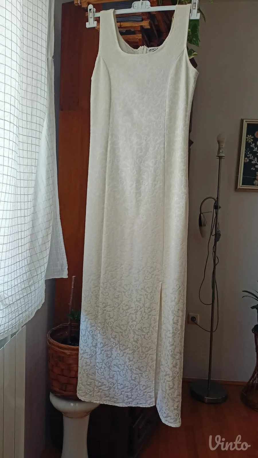 poslovna elegancija bež boje haljina reljef materijala..savršena