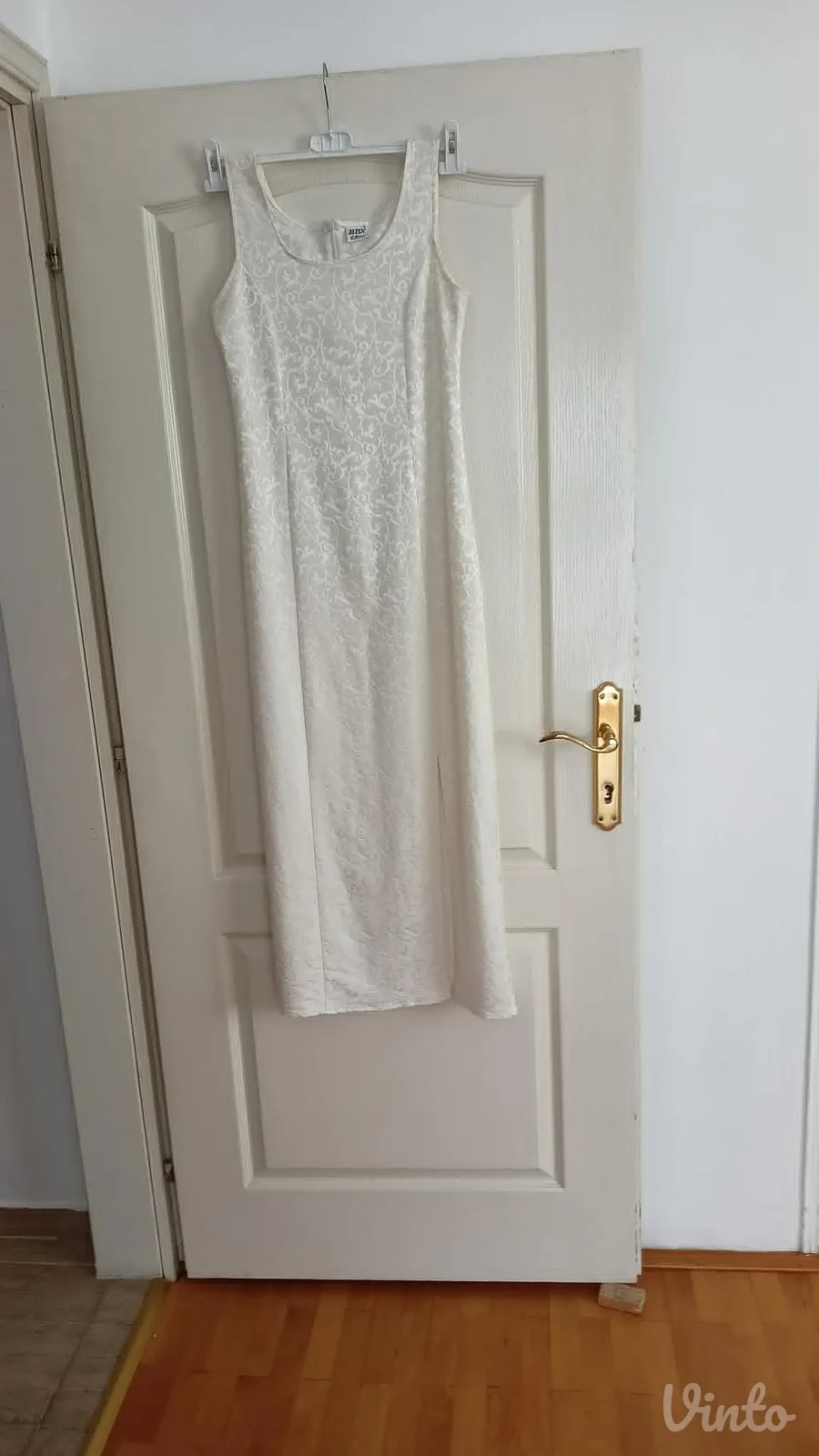 poslovna elegancija bež boje haljina reljef materijala..savršena