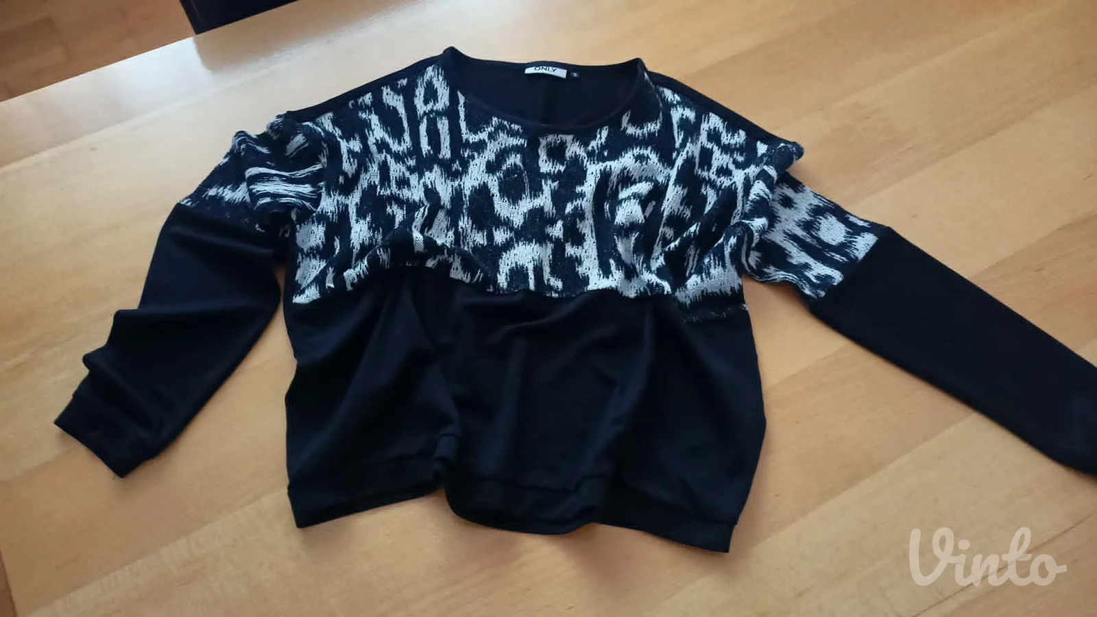 moderno slatka bluzica crno bele boje Only vel.S
