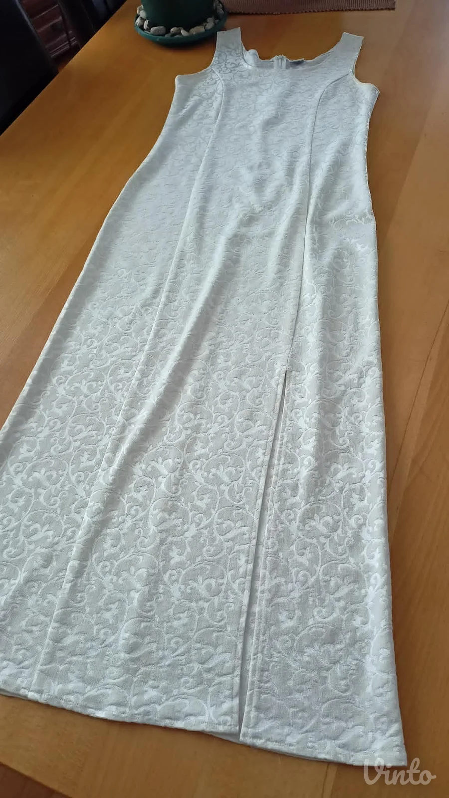 poslovna elegancija bež boje haljina reljef materijala..savršena