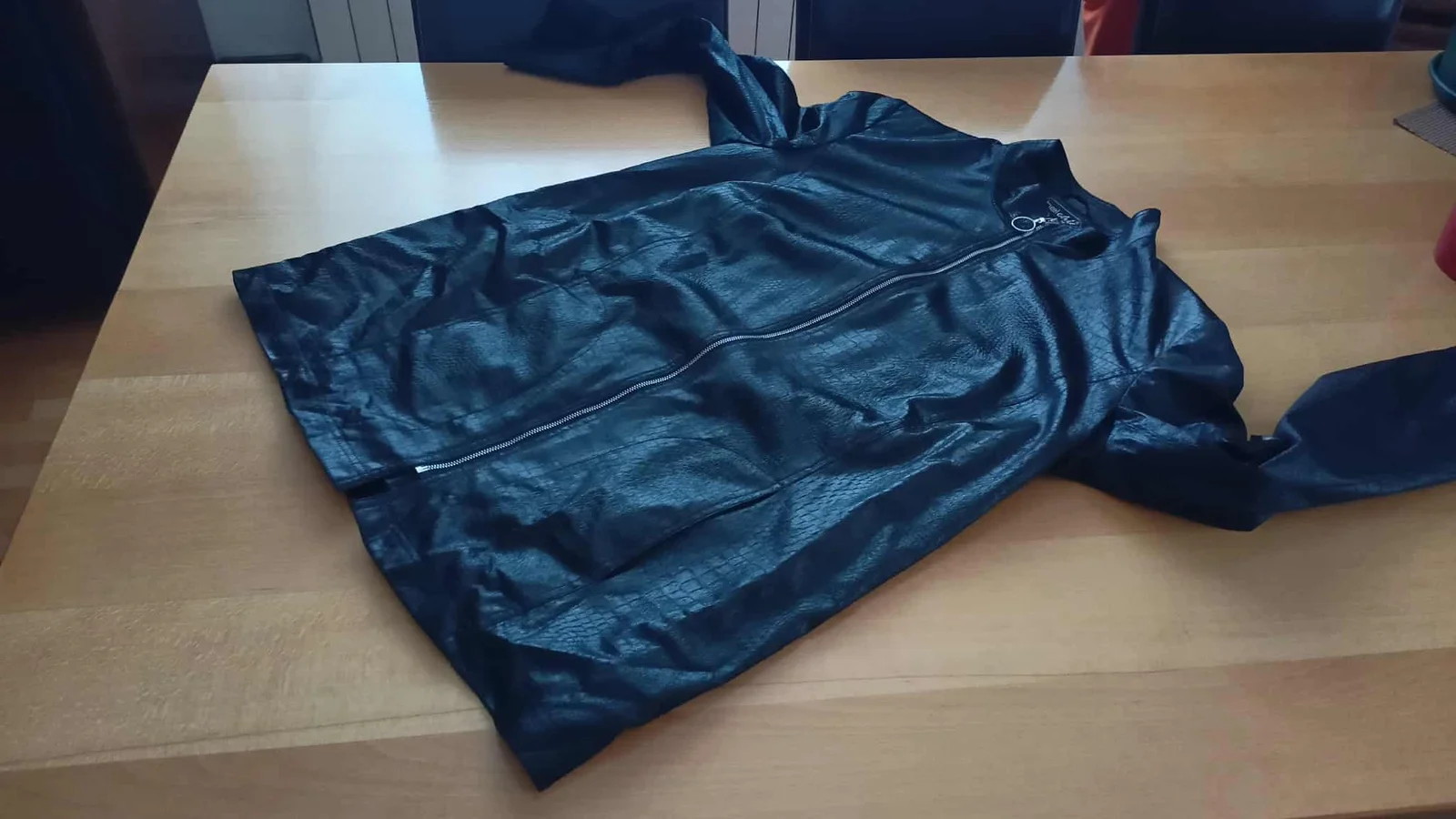 nova jakna crne boje vel.46 izgledom kao kroko koža ..savršenaaa
