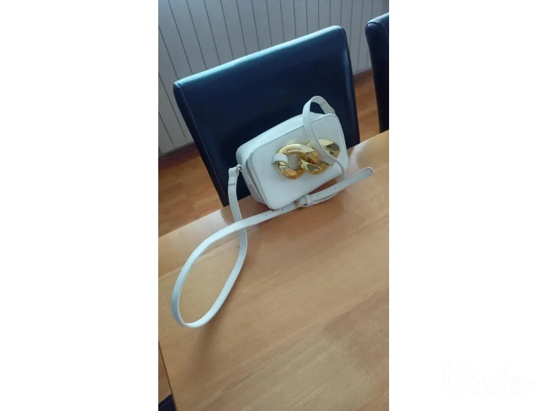 Nova tasnica bele boje sa velikom snalom