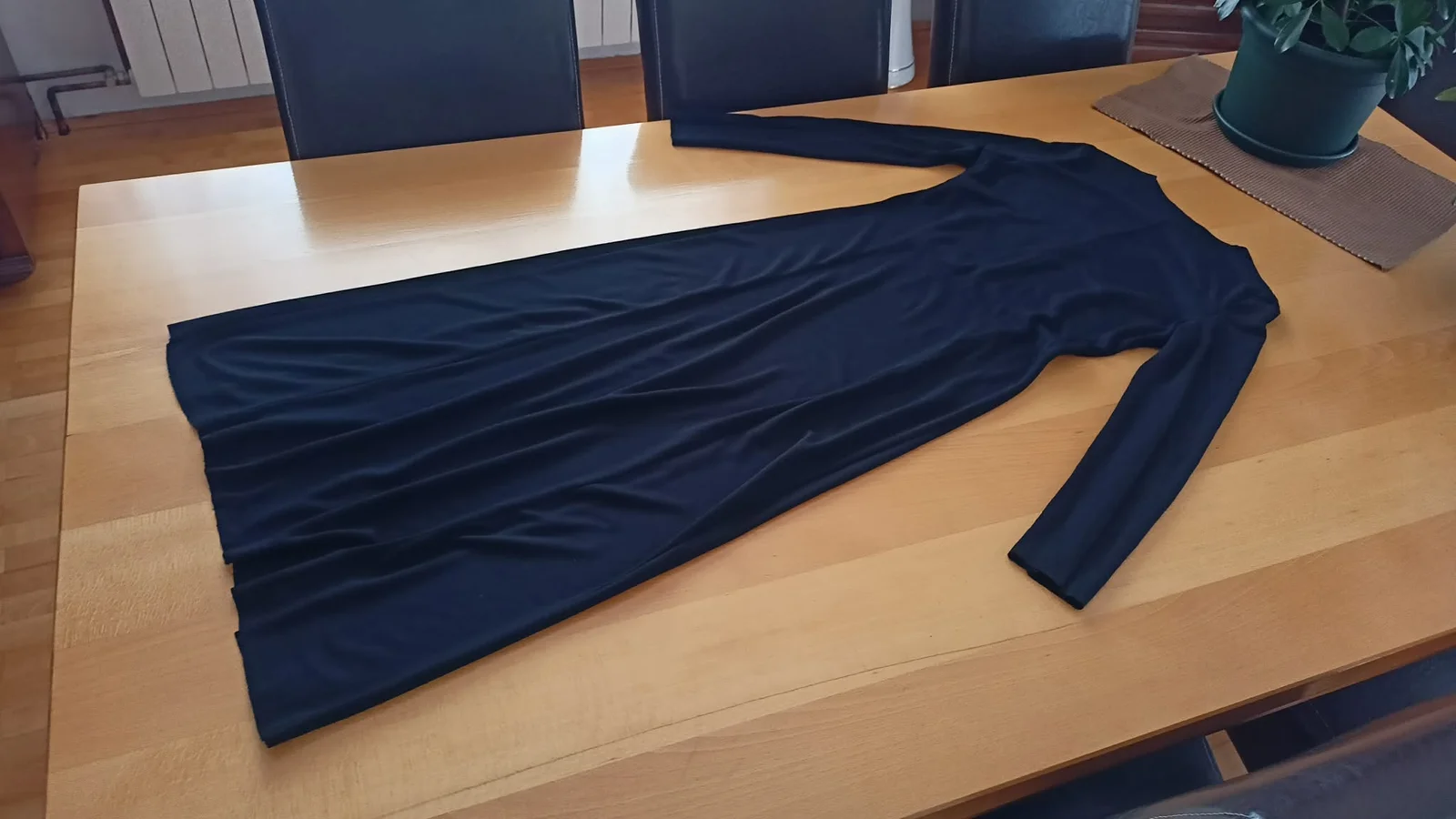 duža crne boje Zara haljina sa sečenim prednjim delom po sredini..moderno..kao nova