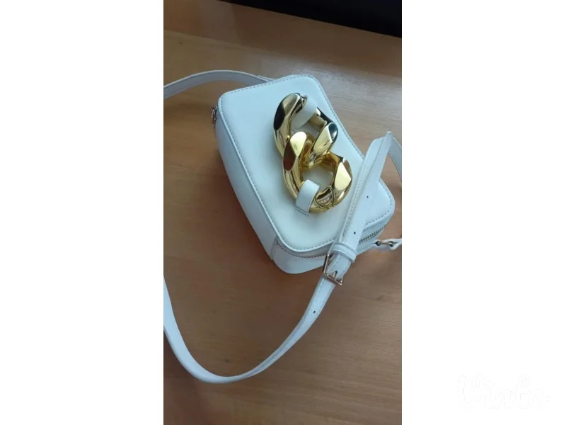 Nova tasnica bele boje sa velikom snalom