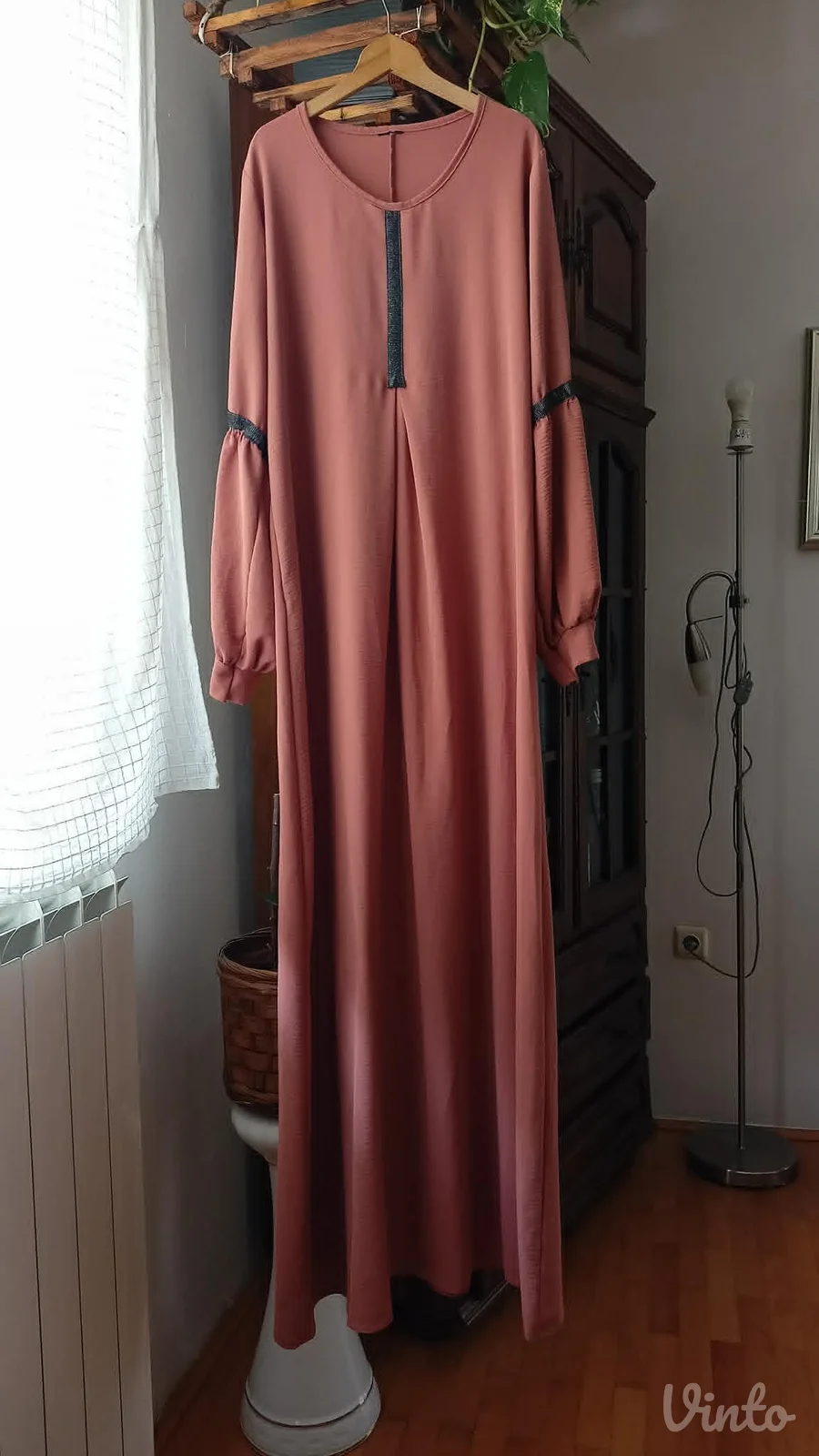 duga predivnog modela i boje haljina vel.42