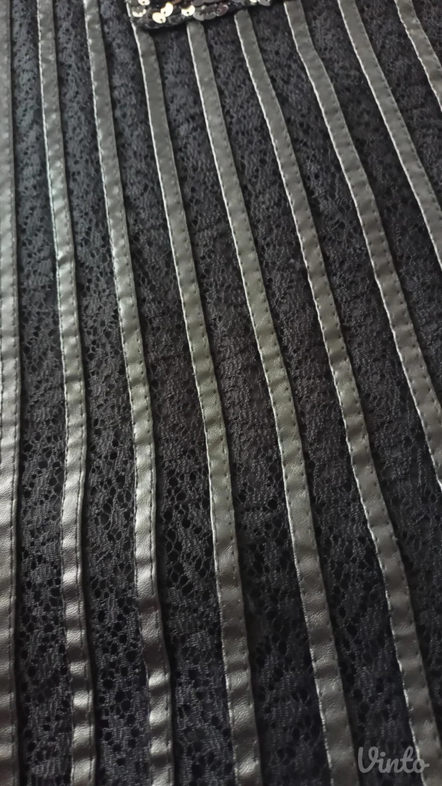 crna moderna majica sa nadšivenim kožnim trakama + cirkon