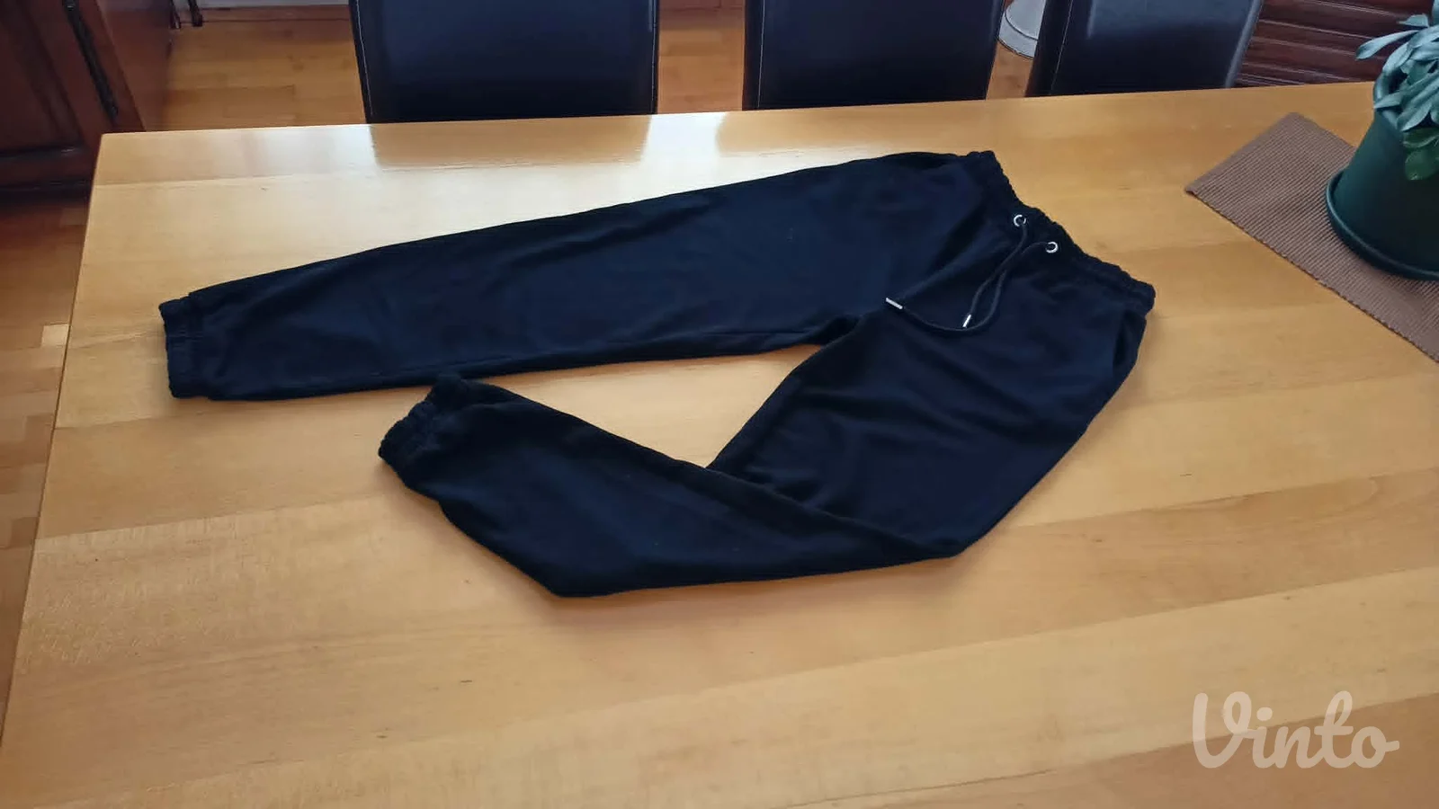 komplet crni donji deo trenerke Stradivarius + majica HM