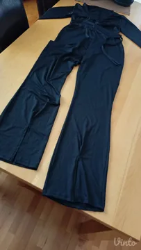 savršen kombinezon crne boje blago zvonastih nogavica vel.40