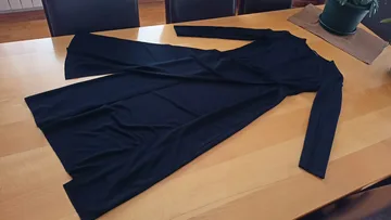 duža crne boje Zara haljina sa sečenim prednjim delom po sredini..moderno..kao nova