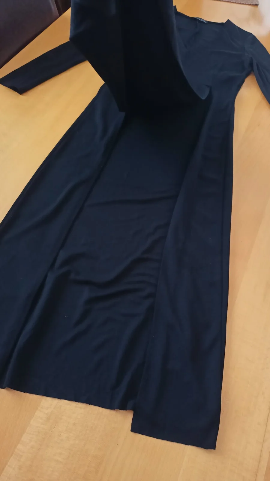 duža crne boje Zara haljina sa sečenim prednjim delom po sredini..moderno..kao nova