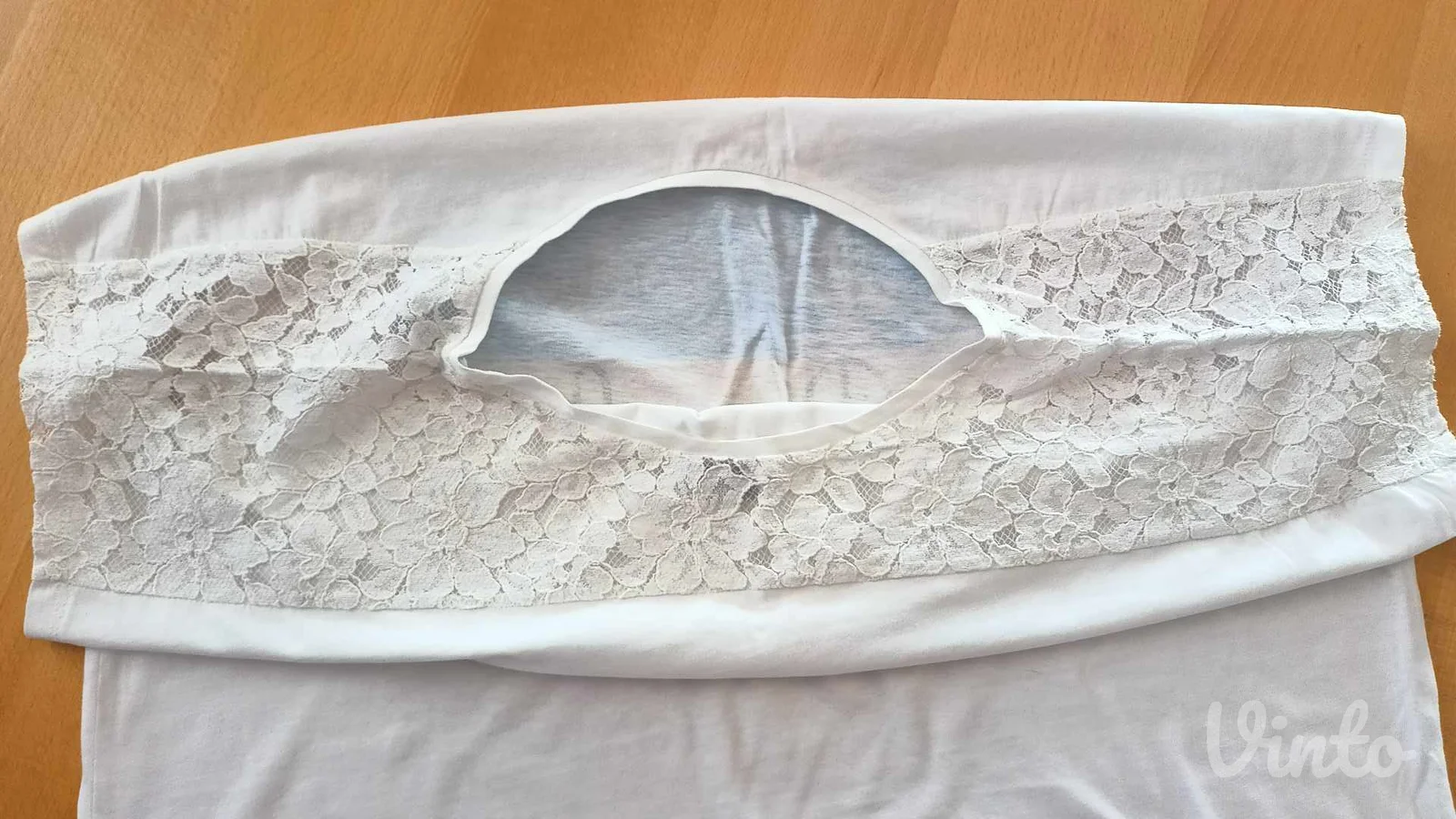 majica vel.48/50 sa delom čipke na ramenima..kao nova
