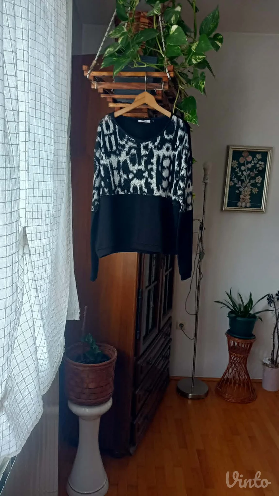 moderno slatka bluzica crno bele boje Only vel.S