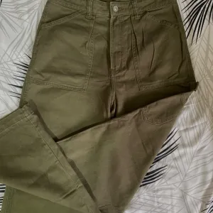 H&M- zenske pantalone
