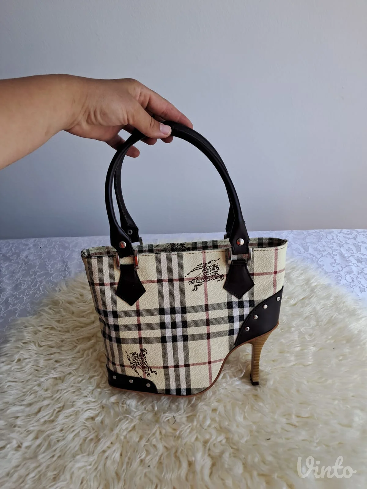 Unikatna torba u Burberry dizajnu