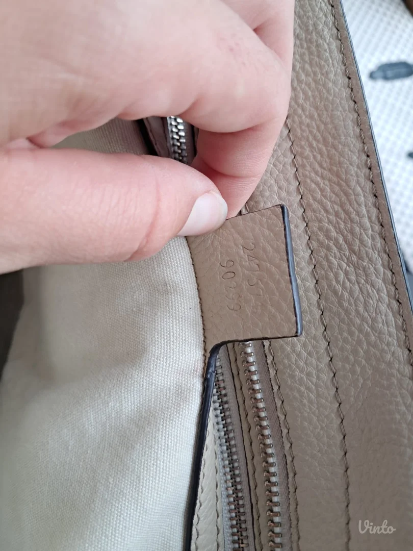 Gucci kožna torbica sa serijskim brojem