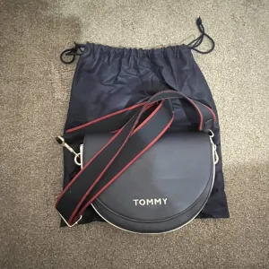 Tommy teget torbica original