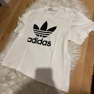 Adidas nova bela siroka majica