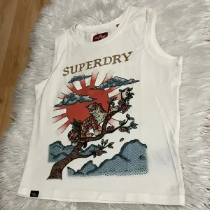 Superdry nova bela majica sa printom