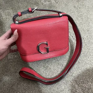 Mala Guess original crvena torbica