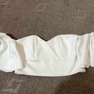 Diline beli top skroz nov