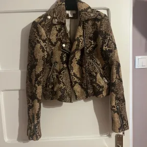 H&M jaknica