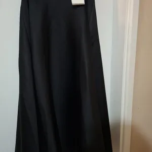 Mona crna suknja