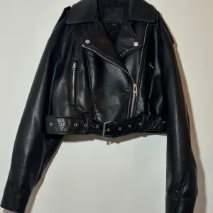 Zara - crna kožna jakna