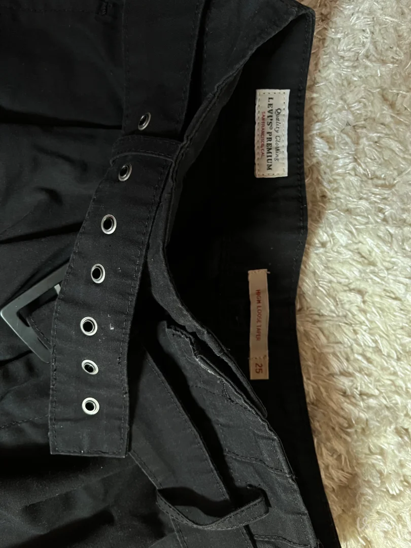 Levis crne pantalone