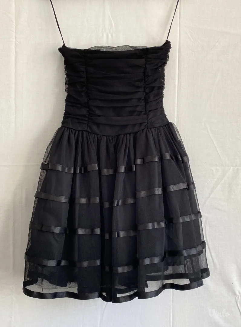 Crna čipkasta haljina