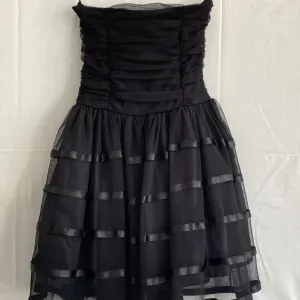 Crna čipkasta haljina